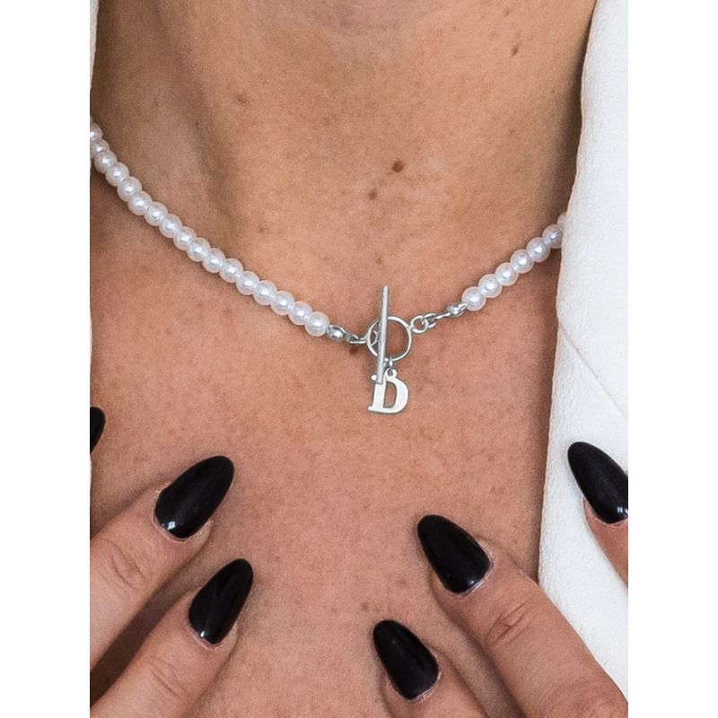 Naszyjnik z pereł z literką