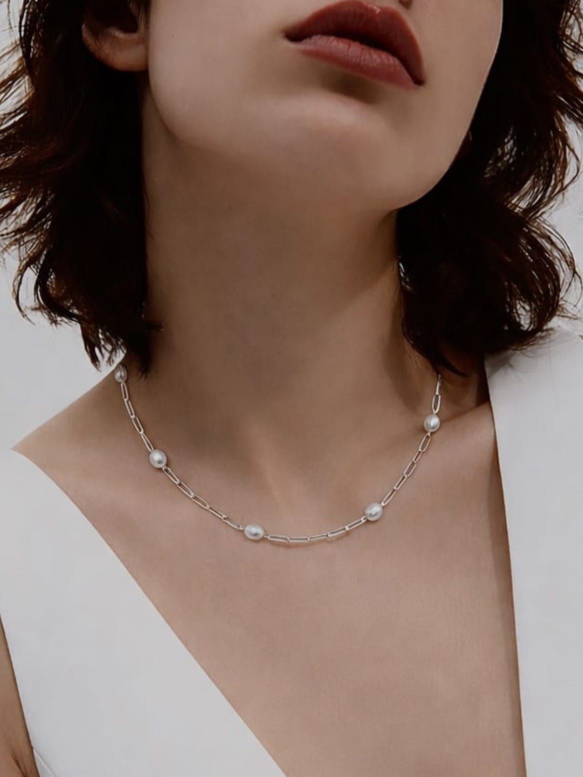 Naszyjnik srebrny prostokątny z naturalnymi perłami