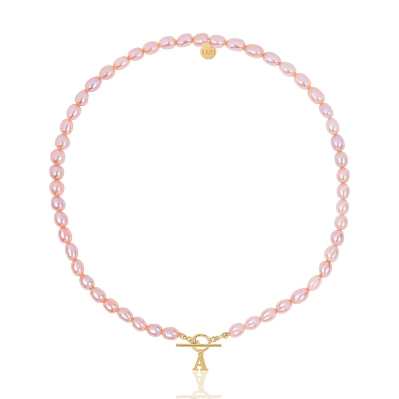 Naszyjnik z naturalnych różowych pereł z pozłacaną literką