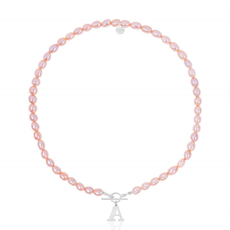 Naszyjnik z naturalnych różowych pereł ze srebrną dużą literką