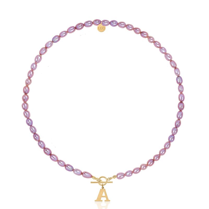 Naszyjnik z naturalnych fioletowych pereł z pozłacaną dużą literką